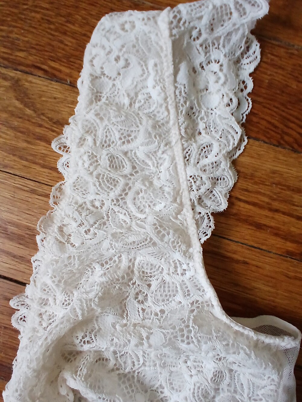 Victoria's Secret  Lace V-Neck Bralette - Picture 6 of 7